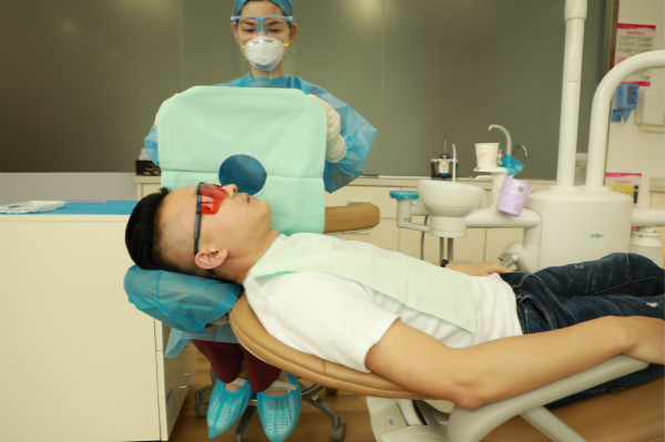 种牙矫牙贵？无惧疫期收入骤缩，他们找到这种方法看牙！