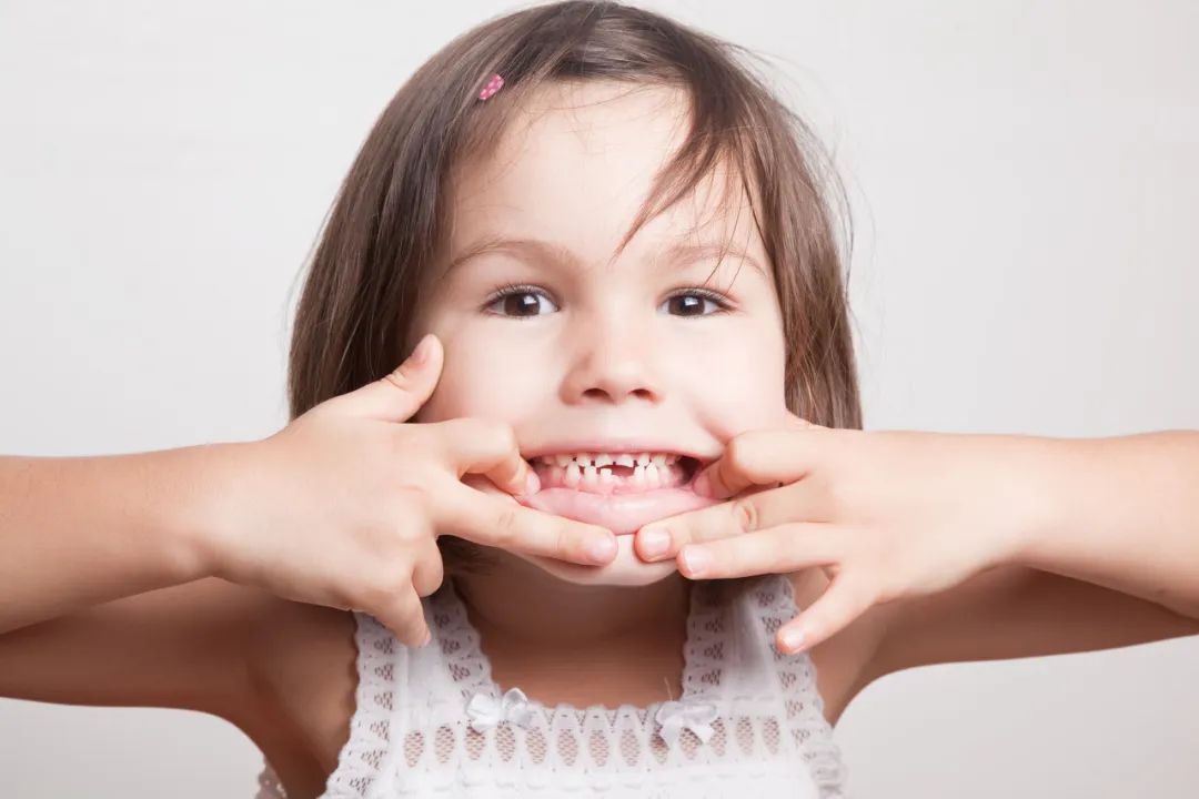 有必要进行儿童早期矫治吗？深圳爱康健口腔牙齿矫正低至8800元！